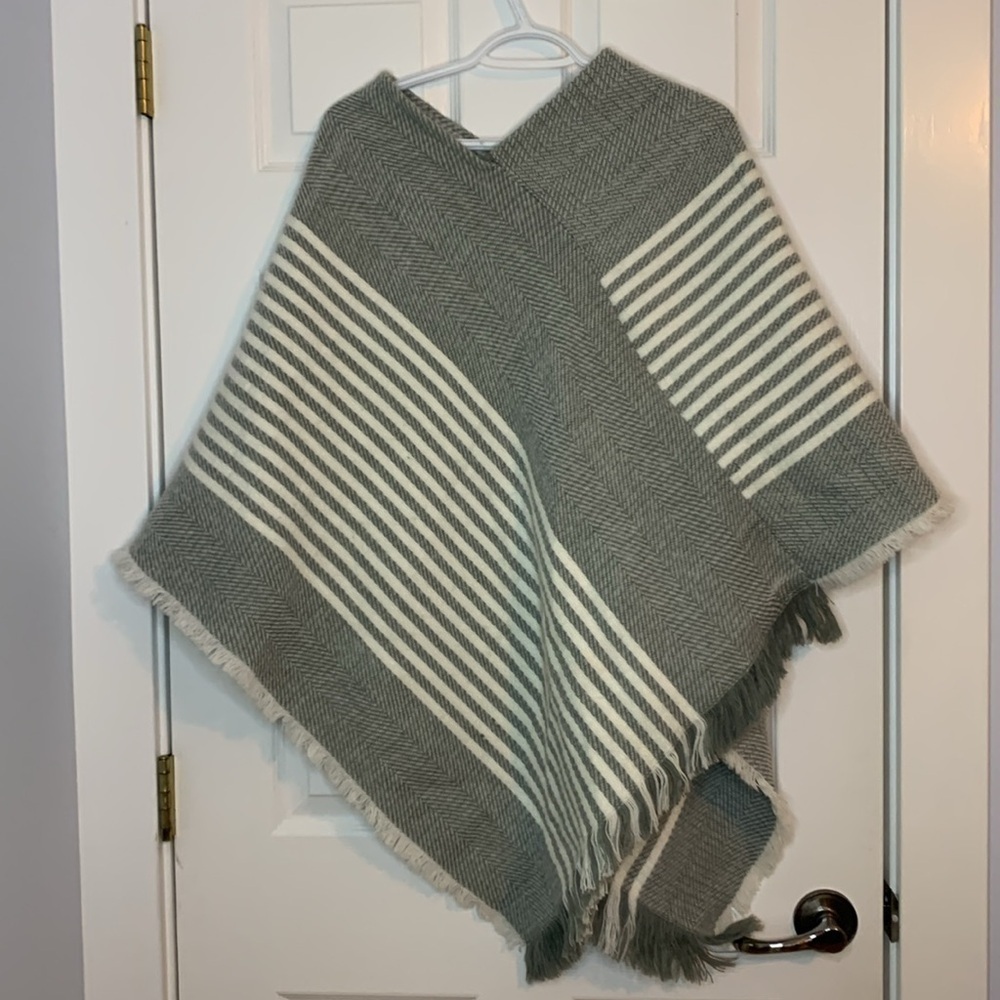 Gray White Woven Striped Poncho Shawl Cape Acrylic One Size Soft Cozy Fringe - Picture 3 of 7